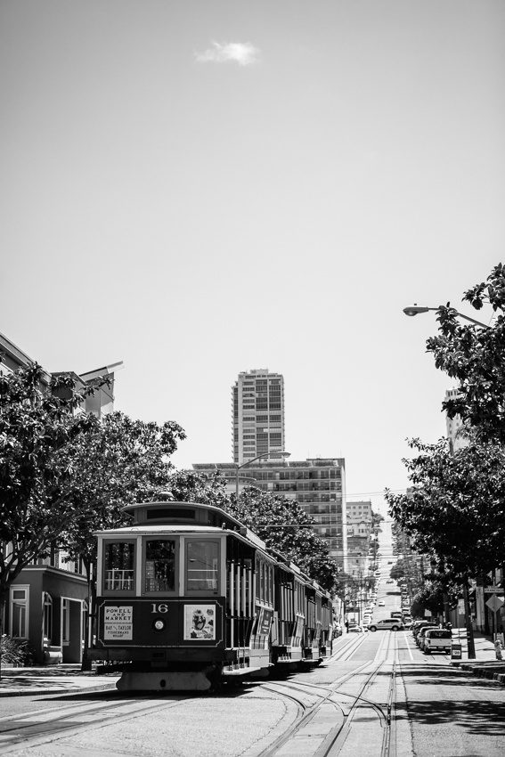 photo en noir et blanc d'une rue de san francisco